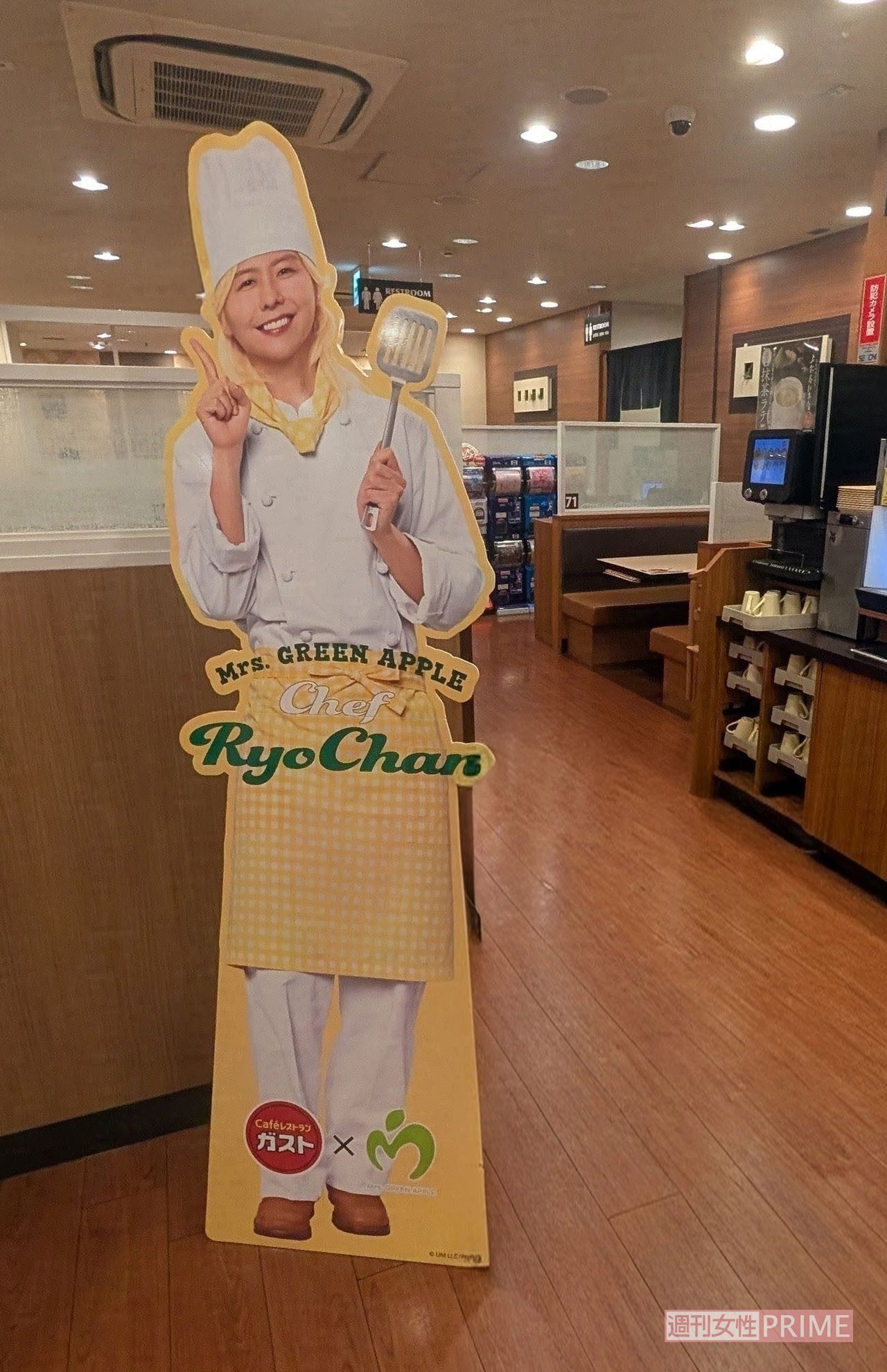 Mrs. GREEN APPLEコラボキャンペーンの藤澤涼架（りょうちゃん）立て看板　撮影／編集部