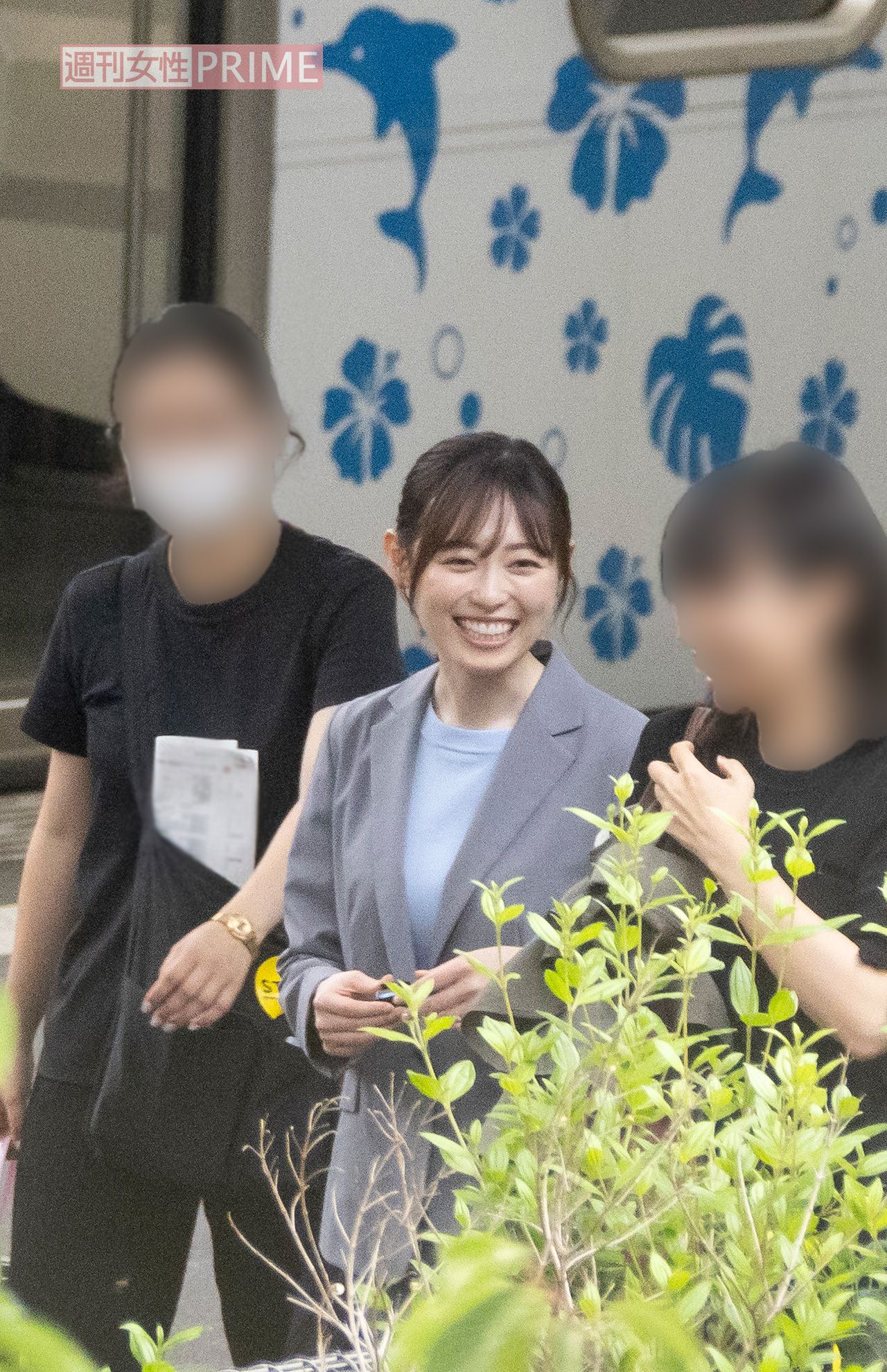 2025年6月中旬、駅のホームで痴漢を撃退するシーンを撮り終え、笑顔で現場を離れる福原遥