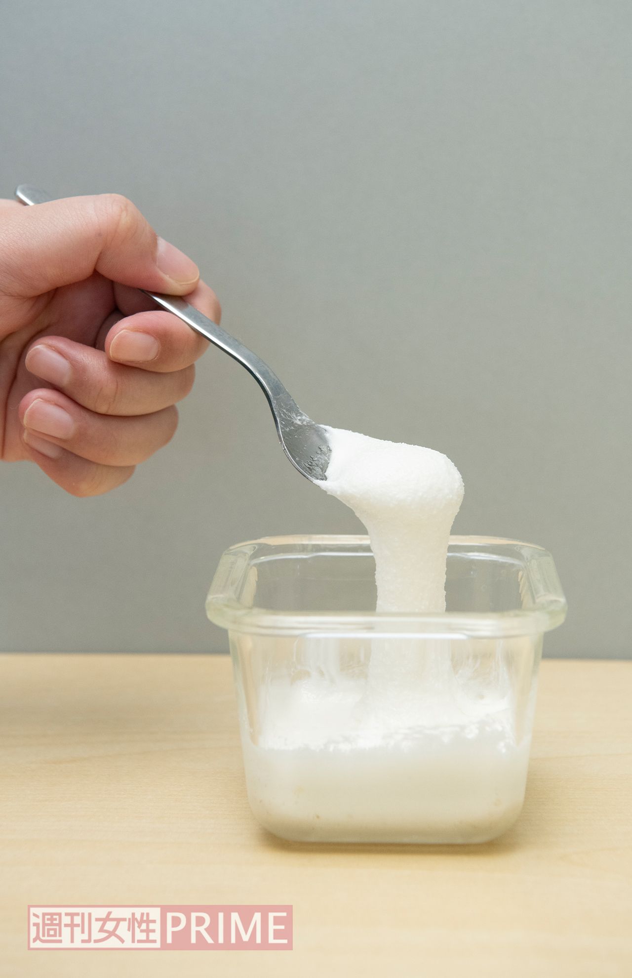 TikTokで33万いいねされていた動画を参考に、砂糖、はちみつ、オリーブオイル、ボディソープを混ぜて作った手作りのスクラブ　撮影／山田智絵