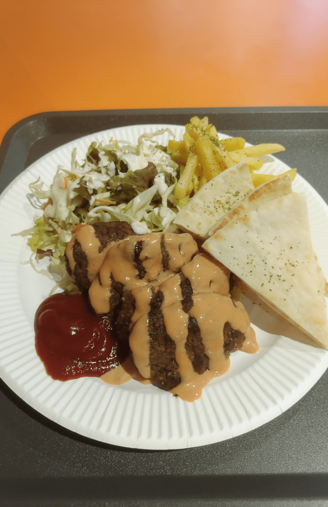 トルコ風ミートボールプレート（2980円）を実食したが、記者の口には合わず……