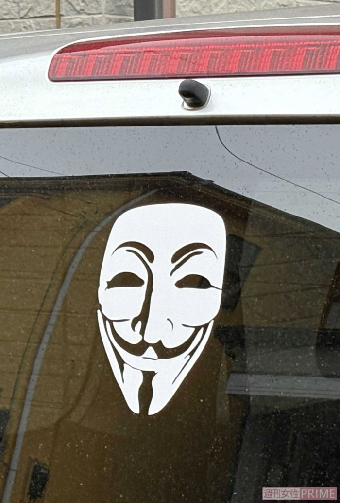 上野容疑者の父親が通勤などに使っていた乗用車のリアウインドウには、匿名のハッカー集団『アノニマス』が着用する仮面に似たシールが