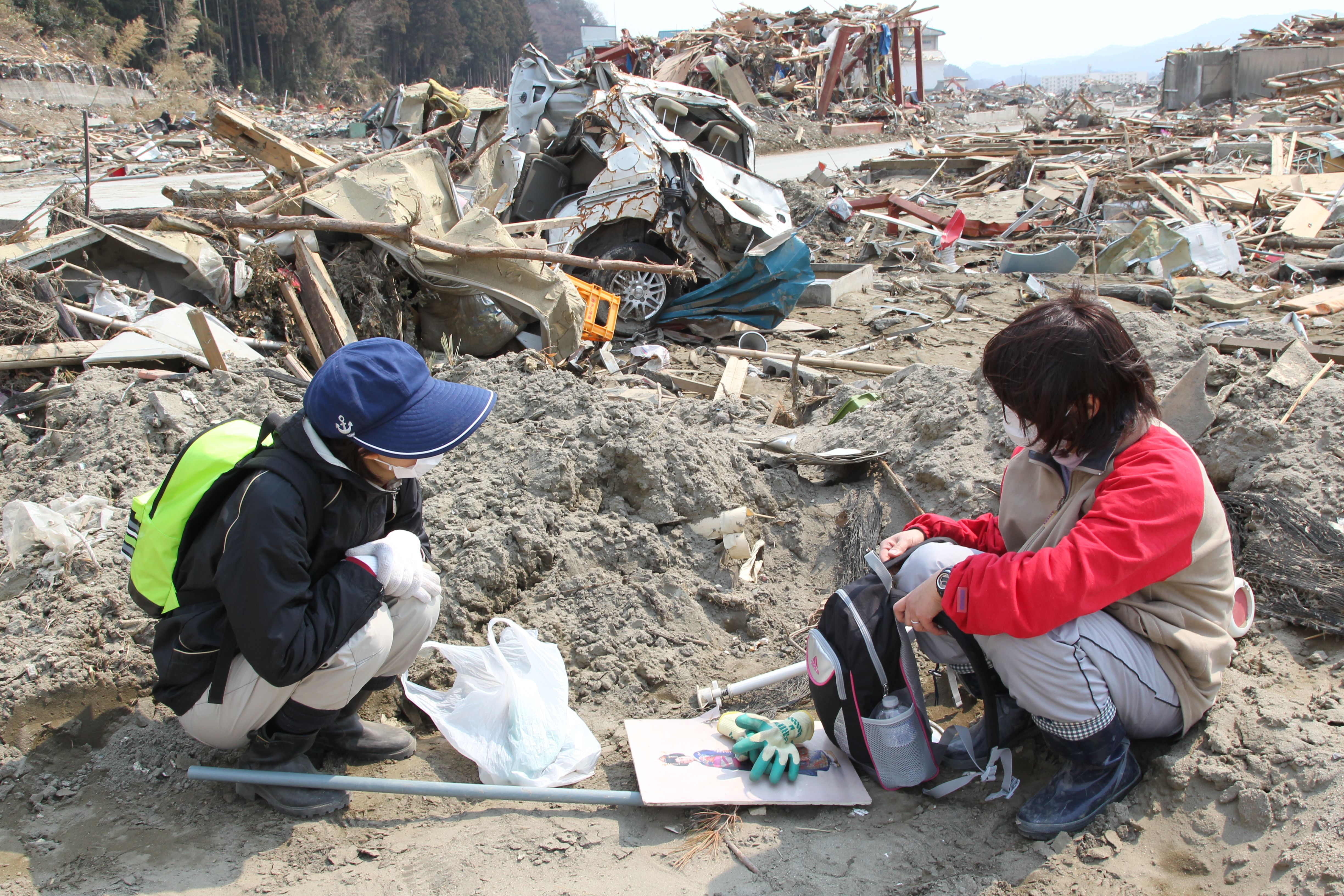 思い出の品を探しにきたという住人たち（陸前高田市、2011年3月29日〜4月1日）