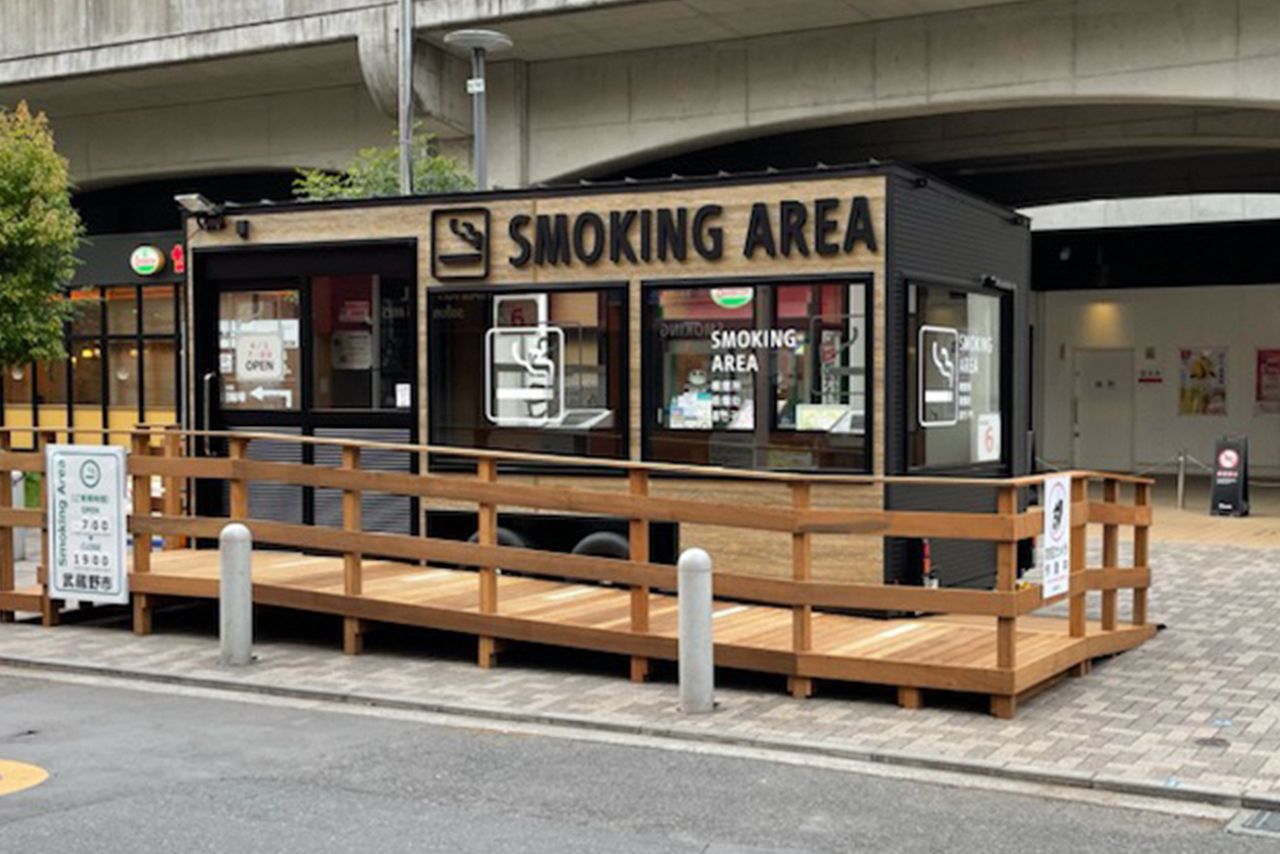 武蔵境駅に設置された喫煙トレーラーハウスの外観
