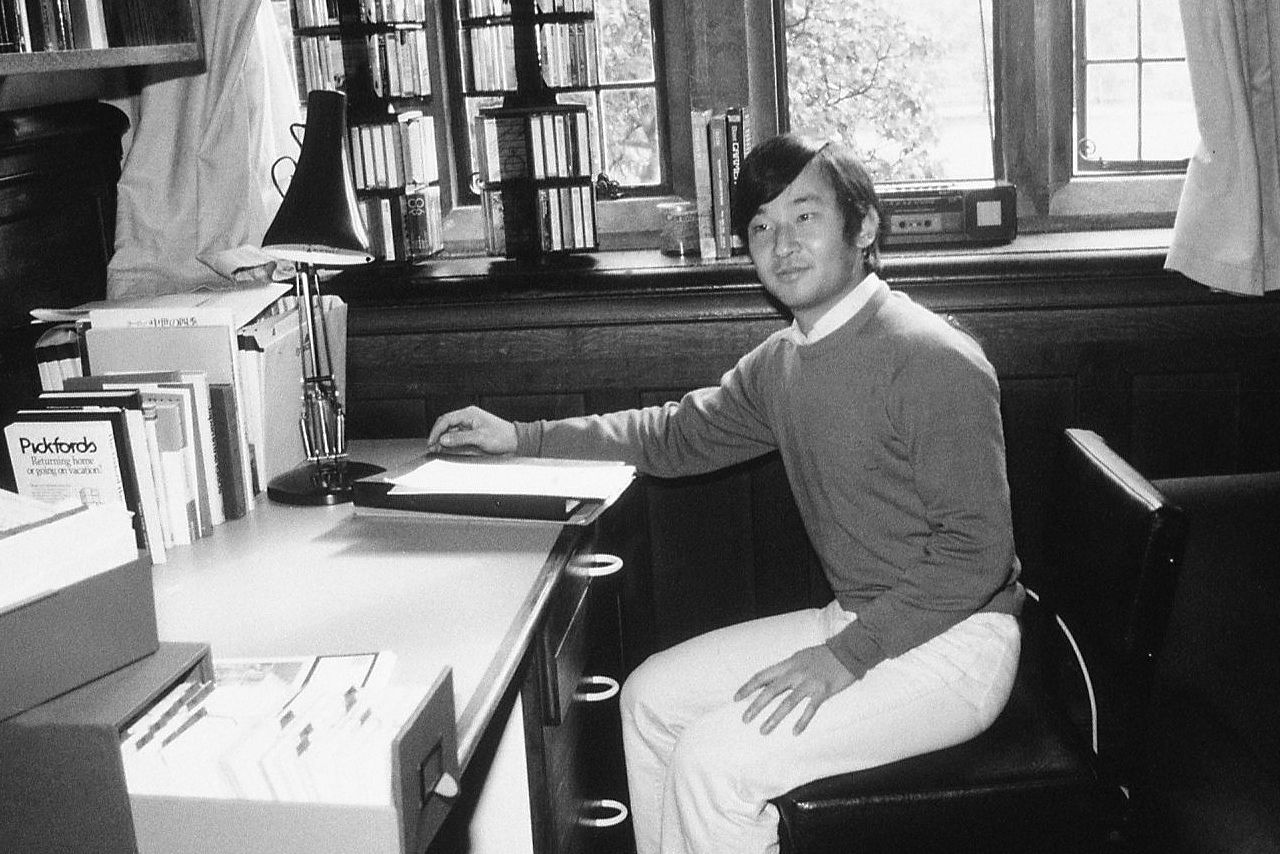 オクスフォード大学の学生寮の自室で、おくつろぎの陛下('85年9月)