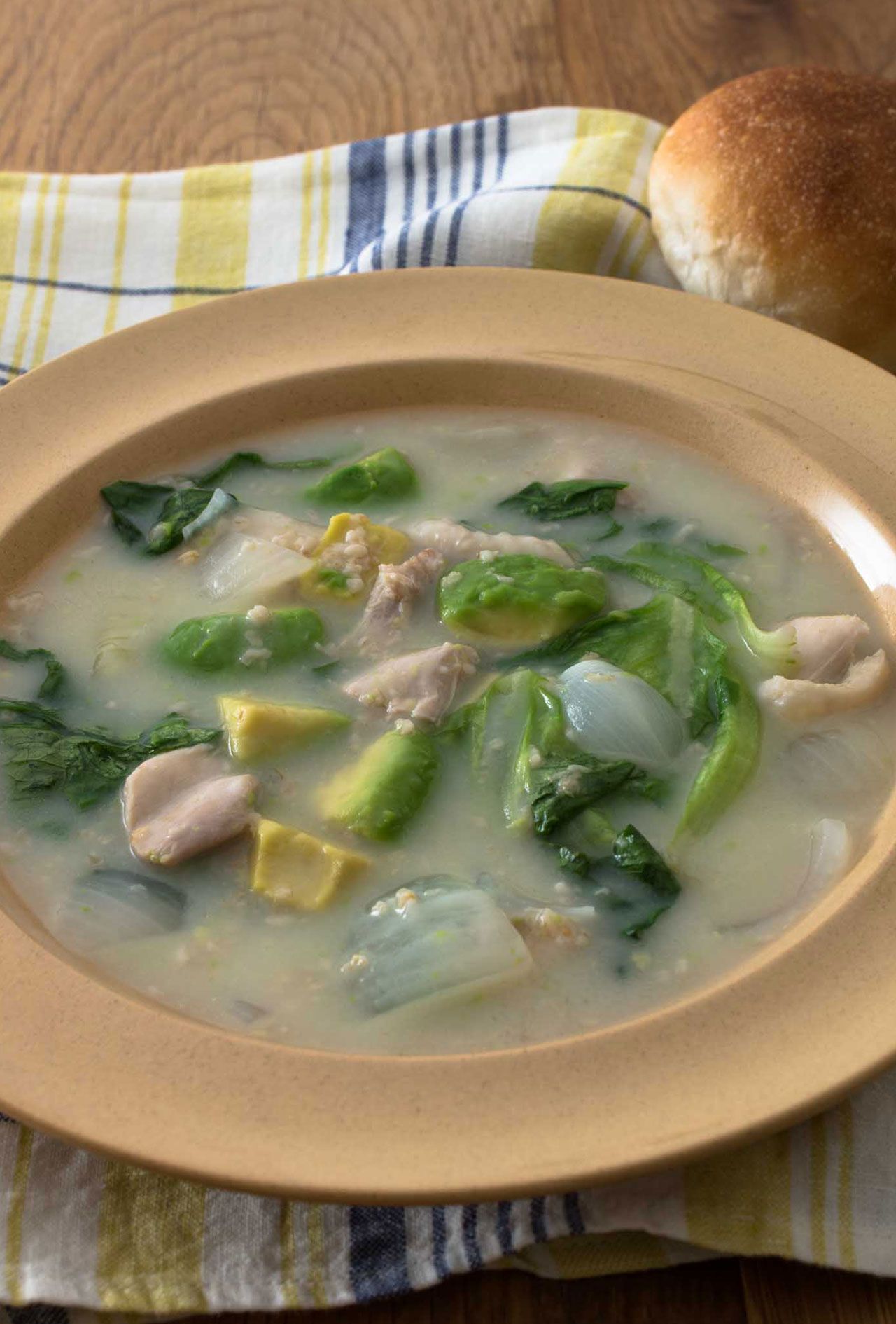 鶏肉とアボカドのスープ（小林まさるさん）