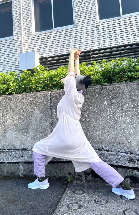 病院を出て、ヨガの戦士のポーズをとる藤さん。「外の空気が気持ちよかった。自分を心地よくしてあげられるのは、自分だけですから」　写真／藤あや子さん提供