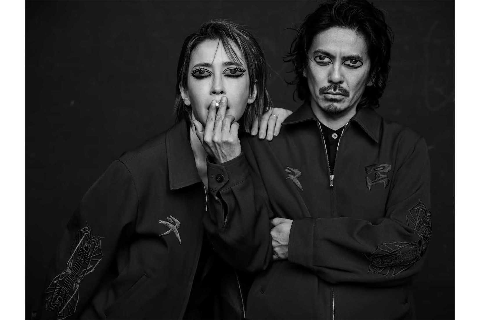 ヨウジヤマモトが手掛ける『WILDSIDEYOHJIYAMAMOTO』とクリエイティブスタジオ『MOSSSTUDIO』のコラボコレクションでモデルとして起用された、俳優の森田剛と宮沢りえ夫妻（ブランド公式サイトより）