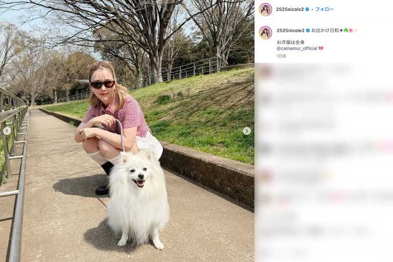 愛犬との散歩ショットを披露した藤田ニコル。丈の短いバルーンスカートで大胆に太ももを露出（本人のインスタグラムより）