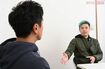 原田龍二(左)に真剣な表情で語りかける品川祐(右)