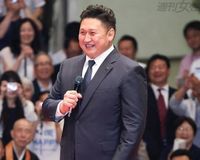 朝青龍や白鵬も憧れる大島親方、テレながら国技館で断髪式