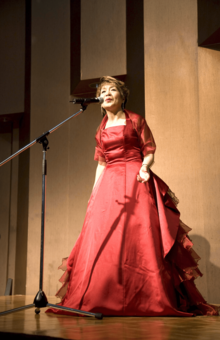 コンサートではあでやかに（2009年3月）。シャンソンに挑戦するエピソードは映画にも登場する