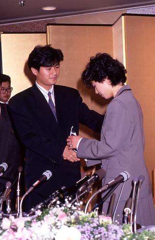 1989年12月31日、近藤真彦同席のもとで中森明菜は自殺未遂騒動を謝罪した