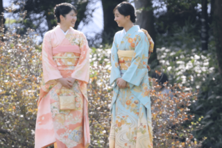 園遊会で愛子さまと談笑する佳子さま（2024年10月30日）