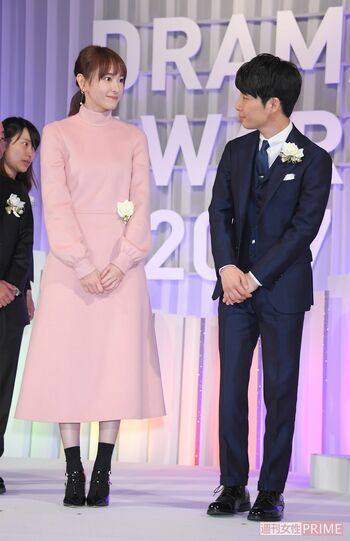 『東京ドラマアウォード2017』に出席した新垣と星野は、ときおりコソコソ話をして楽しげだった