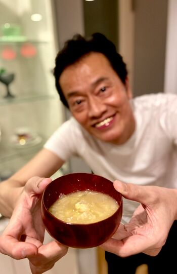 X（旧ツイッター）に投稿され、30万を超える「いいね」がついた、遠藤が同時に調理できるという3品の写真。いちごがモリモリのパフェからは、遠藤の甘党っぷりがうかがえる（遠藤のXより）