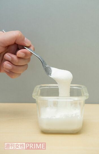 TikTokで33万いいねされていた動画を参考に、砂糖、はちみつ、オリーブオイル、ボディソープを混ぜて作った手作りのスクラブ　撮影／山田智絵