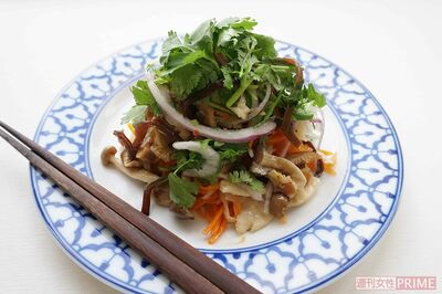 成城石井自家製人参のソムタム風ときのこのパクチーサラダ