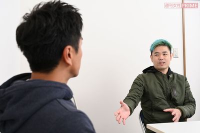 原田龍二（左）に真剣な表情で語りかける品川祐（右）