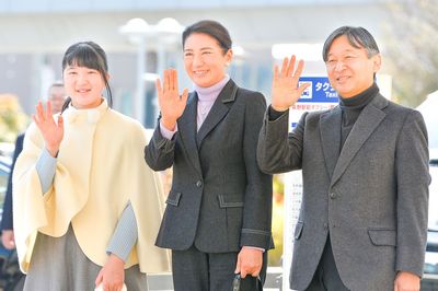 毎年恒例の“スキーご静養”でJR長野駅に到着された皇太子ご一家（3月25日）