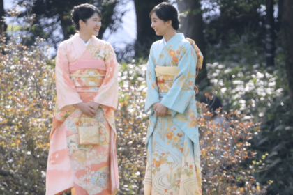 園遊会で愛子さまと談笑する佳子さま（2024年10月30日）