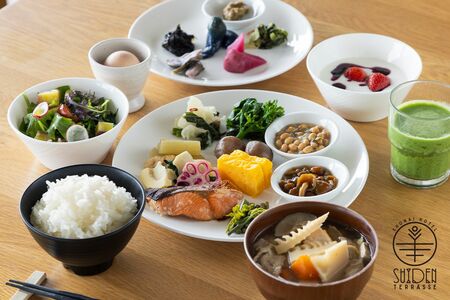 「MOONTERRASSE」80%以上の料理に庄内産の食材を使用した和食メニューをブッフェスタイルで提供。郷土色豊かなおかずやご飯を堪能できる。朝食券2970円（小学生以上）、1870円（未就学児）、2歳以下は無料