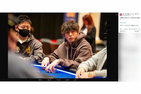 ポーカーの大会に参加する田中圭（『ポーカーマガジン～LightTHREE～ライトスリー』公式Xより）