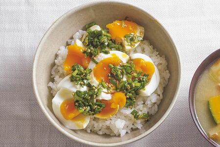 半熟ゆで卵丼にらだれ　撮影／中野博安