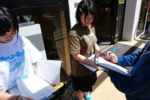 花巻北高校の生徒たちはSNSで情報を告知し、市民が集まりそうな場所で署名活動をした
