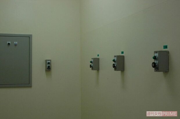 （5）踏み板を開けるためのボタンを3人の刑務官が一斉に押す。執行にあたる刑務官の精神的負担を考慮し、どのボタンで踏み板を開けたのか、刑務官はわからない仕組み（執行室の写真／2010年法務省提供）