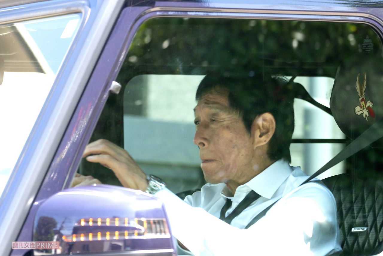 中村玉緒さんの告別式に参列した明石家さんま