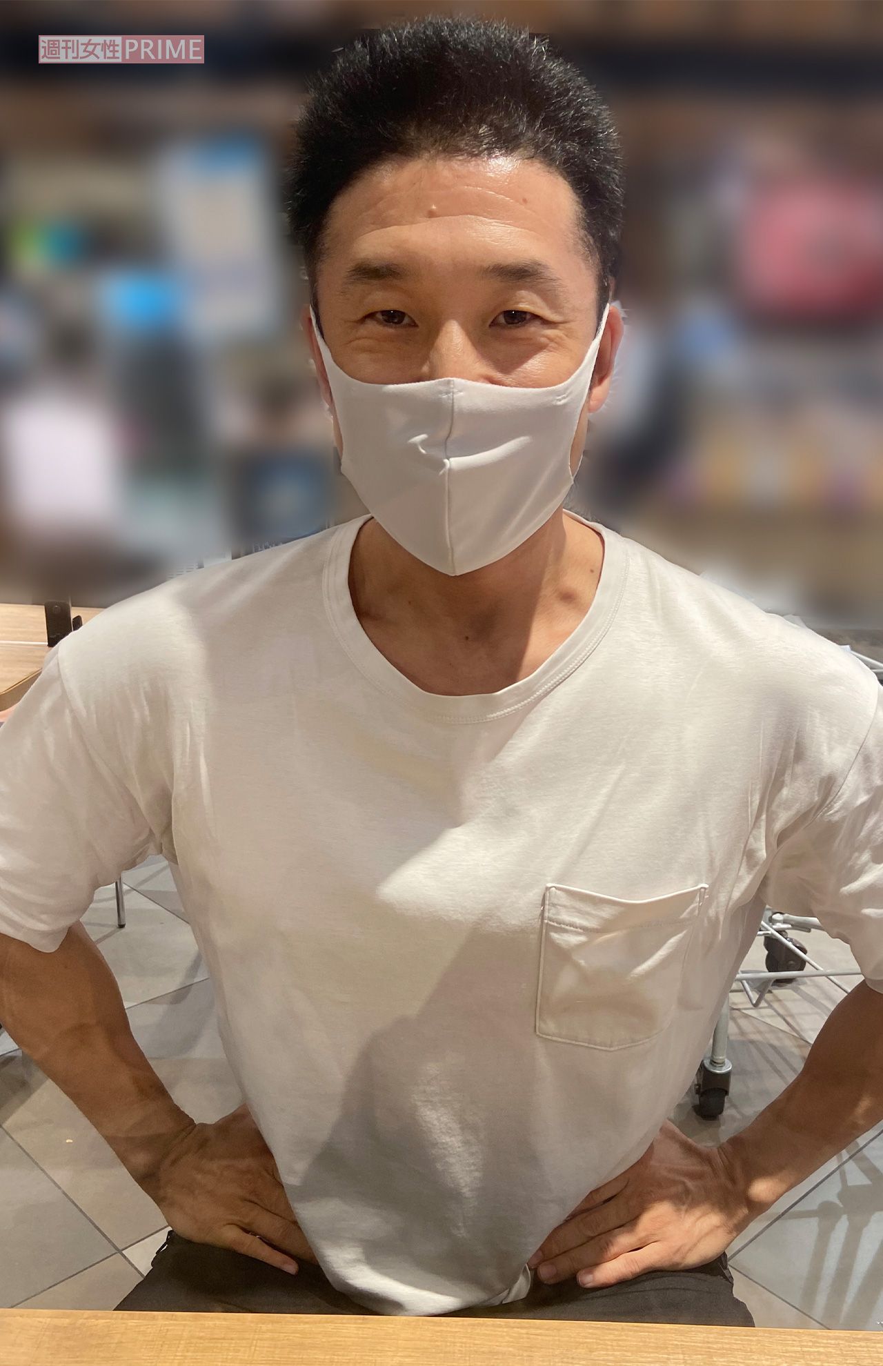 フードコートでお寿司を食べながらインタビュー。自慢の筋肉は「今はメイクしてないから見せられない」と、なかやまきんに君