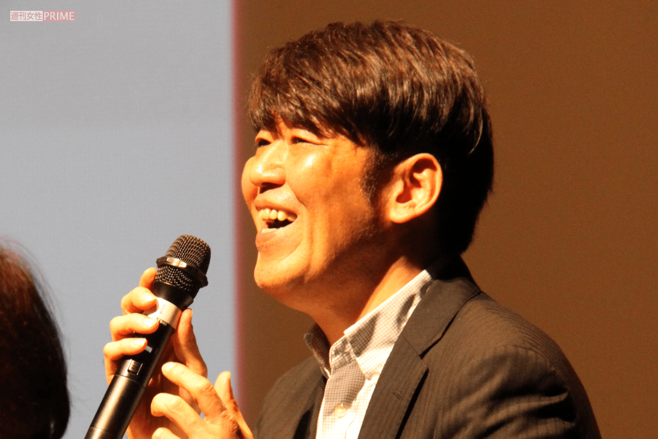 講演活動中の歌川さん。「どんな地方でも呼ばれれば必ず行きます」と話す。子どもたちに対しては真剣だ