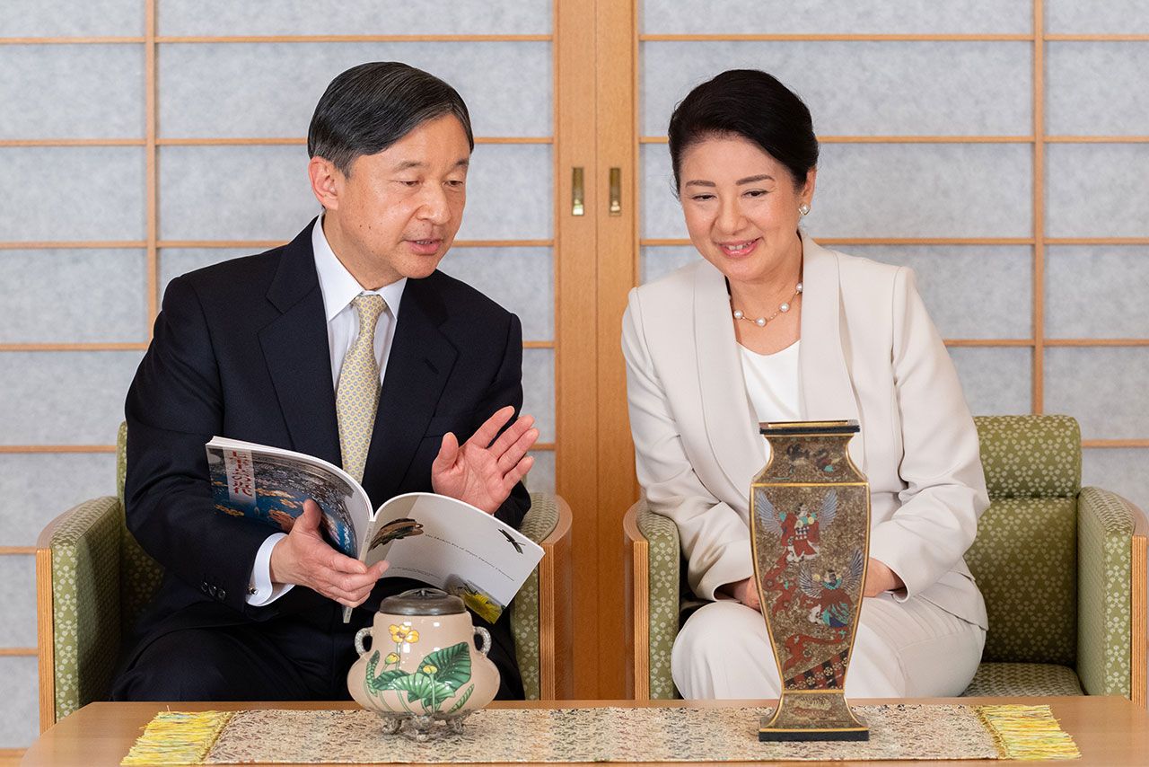 '20年2月、天皇陛下のお誕生日に際して宮内庁が公開したお写真。『三の丸尚蔵館』が収蔵品を御覧になる両陛下。