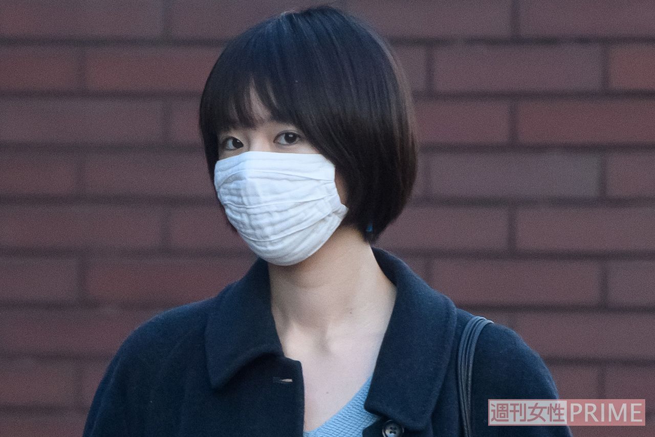 12月中旬の朝、通勤する唐田えりか