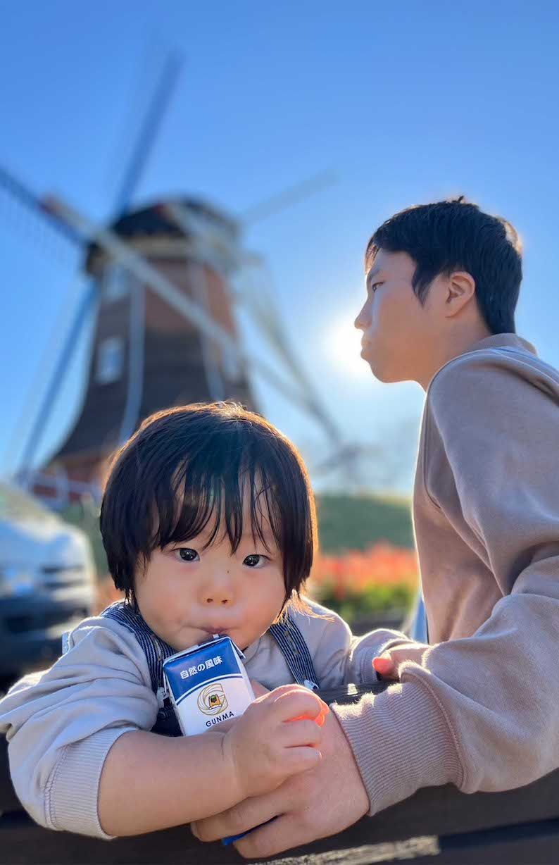 父親の塚越寛人さんと湊斗くん（画像は遺族提供）