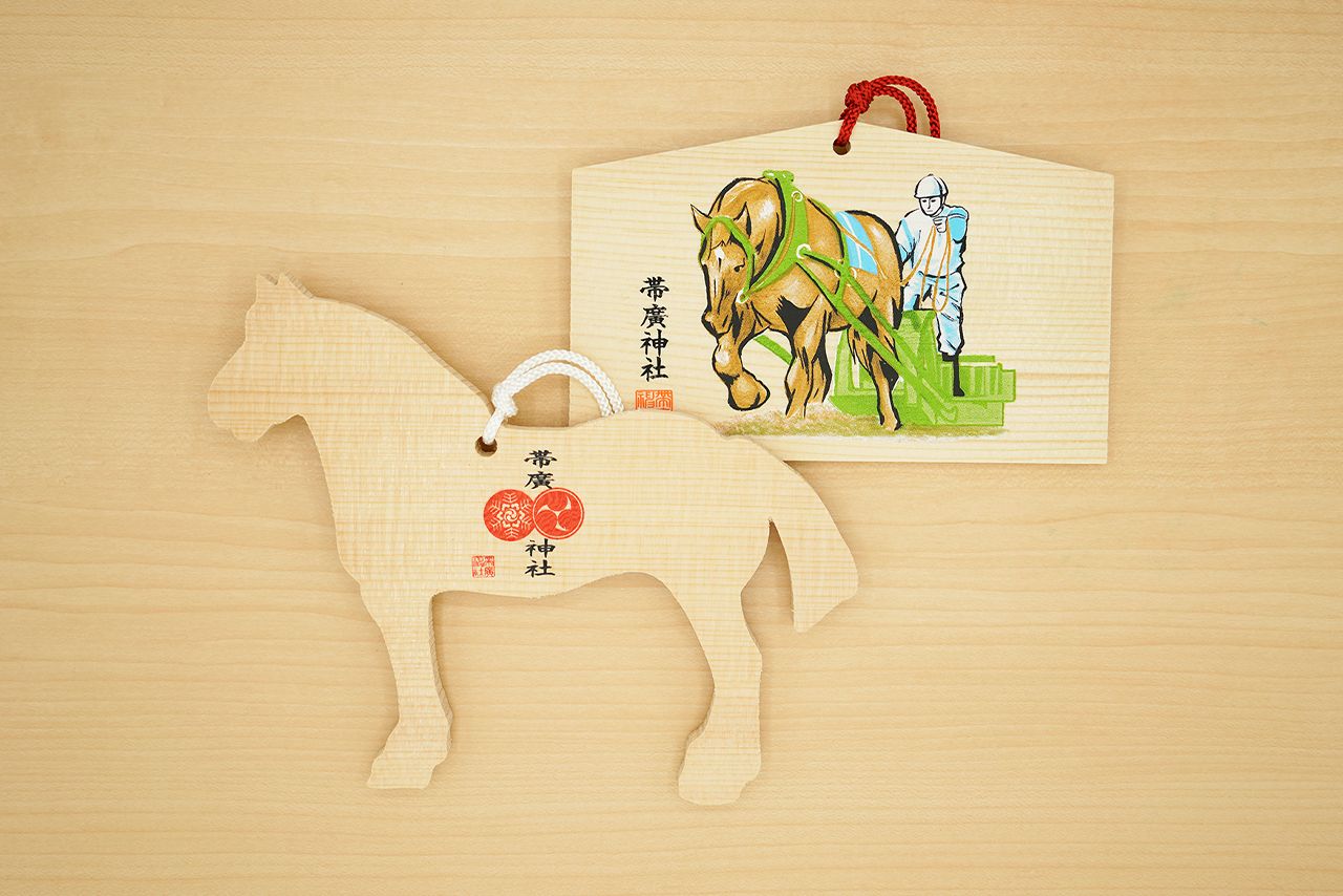 絵馬にも屈強なばんばの姿が。ばんば型（1000円）は漫画『銀の匙 Silver Spoon』にも登場