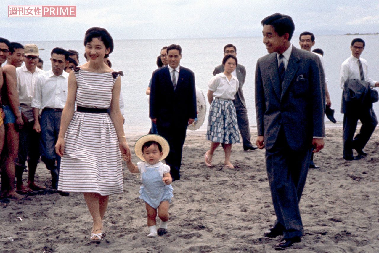 昭和36年6月、神奈川・葉山でのご静養中、海岸を歩かれる上皇ご夫妻と、まだ幼い天皇陛下