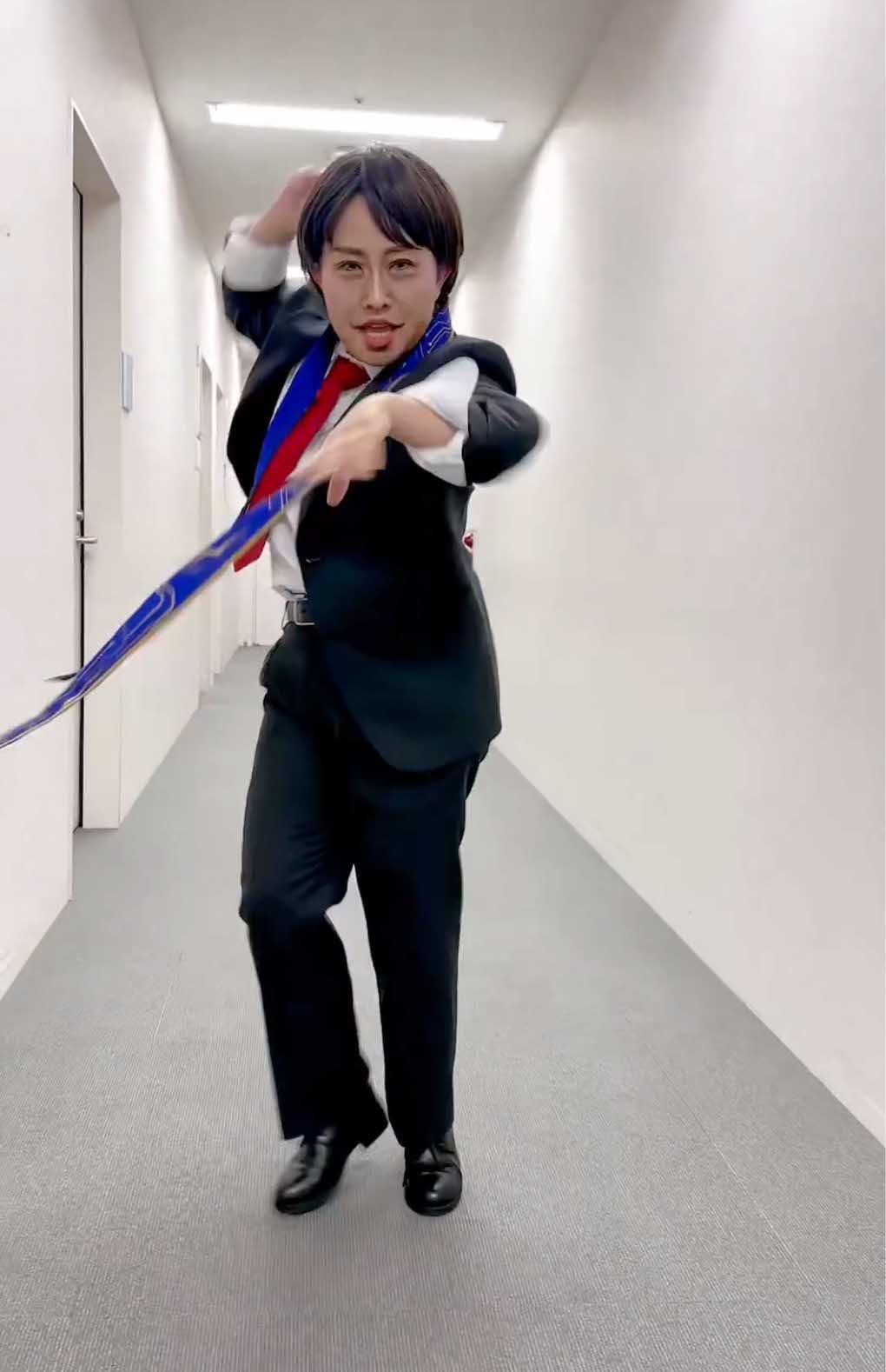 「2頭身の櫻井翔」人気ソロ曲『T.A.B.O.O』を歌いながらノリノリでダンスを披露したキンタロー。（本人のXより）