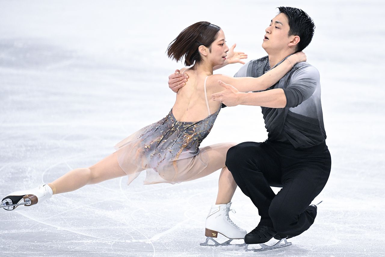 団体はアメリカに次ぐ2位で最終日を迎え、ペア・三浦＆木原の“りくりゅう”組と、男子フリー佐藤が自己ベストをマークする堂々の演技。女子フリーの坂本も会場を魅了し1位となるも、合計点でアメリカに1点差で敗れ、2大会連続の銀を獲得した　撮影／JMPA