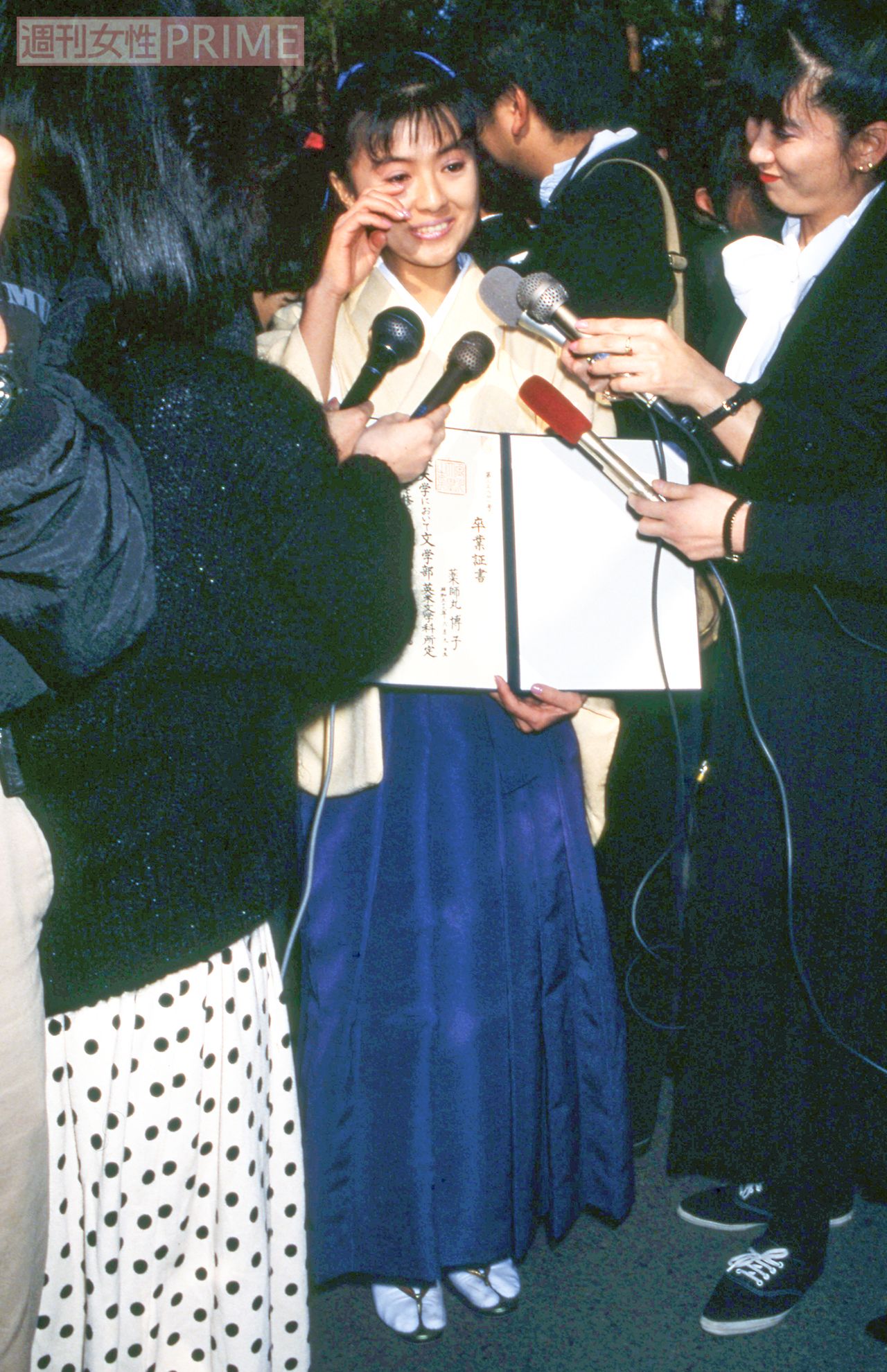 角川映画の看板女優として多くのヒット作に主演した薬師丸ひろ子。玉川大学の卒業式では多くのリポーターに囲まれた（'88年卒業）