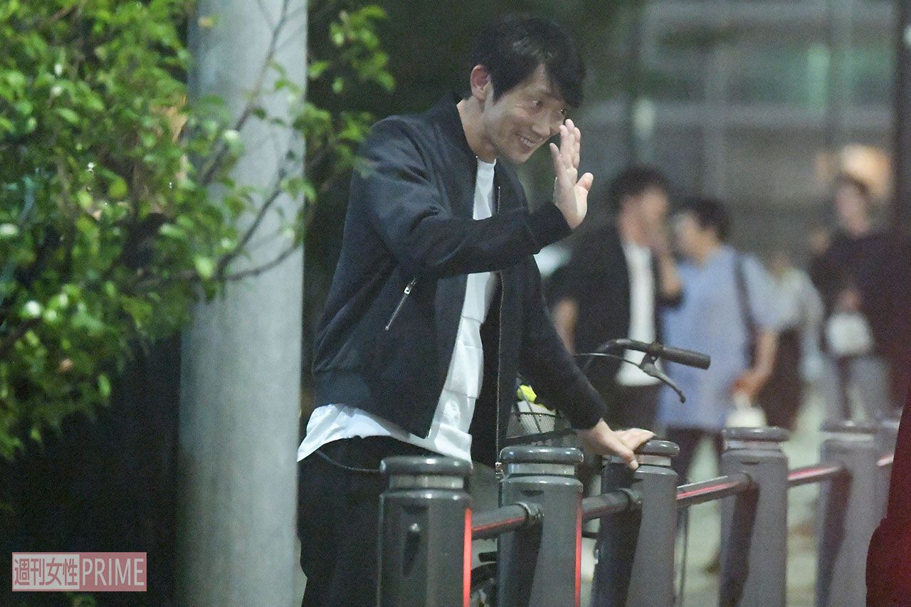 帰宅する仲間に優しく手を振る佐々木蔵之介