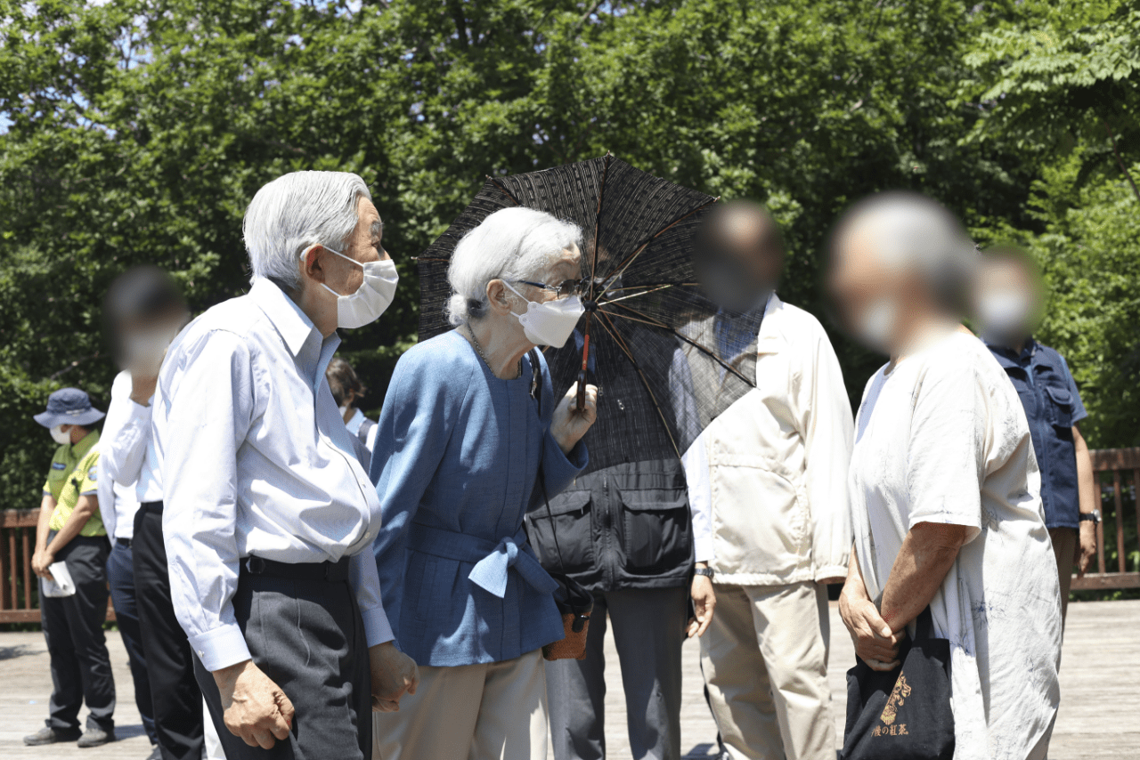ご静養のため那須町を訪問された美智子さまは地元女性にお声がけをされた（7月25日）