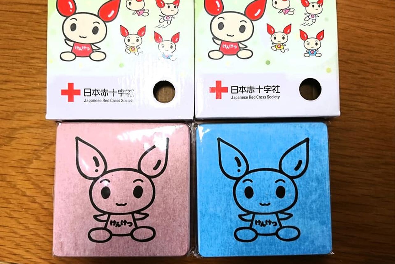 「“けんけつちゃん”の珪藻土コースター。期間限定のグッズも多く、集めるのも楽しい」とYさん