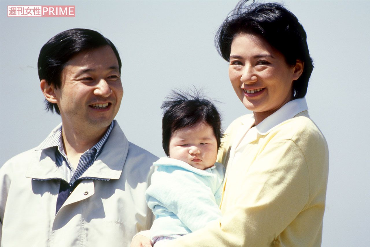 '02年4月、生後5か月の愛子さまとともに神奈川・葉山でご静養されていた天皇陛下と雅子さま