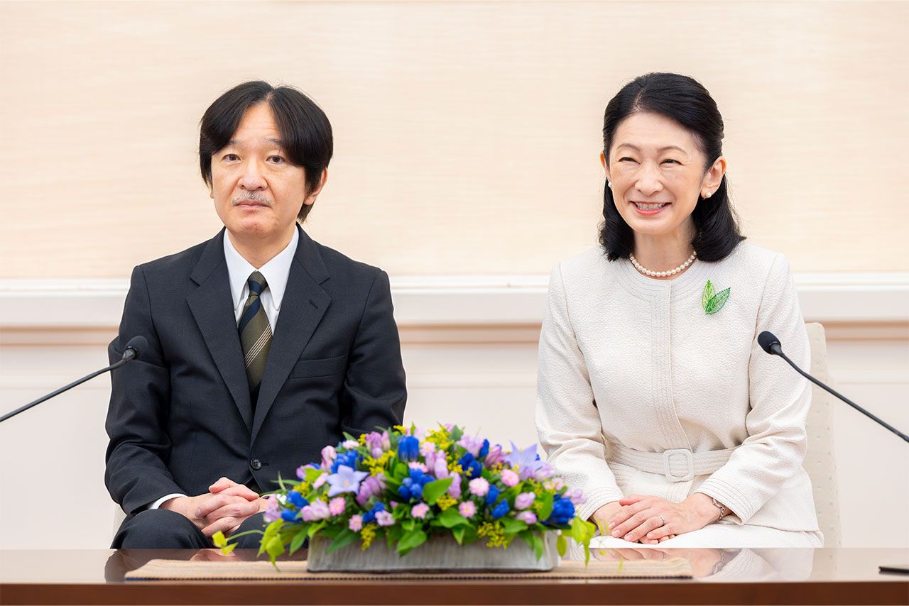 8月13日、パラグアイ訪問にあたり会見に臨まれる秋篠宮さまと紀子さま（宮内庁提供写真）