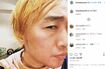 脱色中のスピードワゴン小沢一敬(1/3)本人のInstagramより