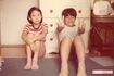 2歳下の妹と。小学生のころは、近所の仲間たちを従えて飛び出していくようなガキ大将タイプだった