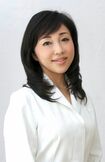 慶田朋子先生●銀座ケイスキンクリニック院長、医学博士、日本皮膚科学会認定皮膚科専門医、日本レーザー医学会認定レーザー専門医、最新の美容テクニックを駆使し肌のトラブルの改善に努める。著書多数、テレビ、マスコミでも活躍。