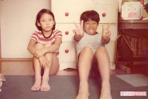 2歳下の妹と。小学生のころは、近所の仲間たちを従えて飛び出していくようなガキ大将タイプだった