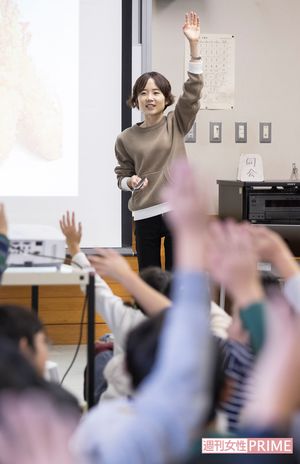 静岡市の長田西小学校で授業を行った岡根谷さん　撮影／伊藤和幸